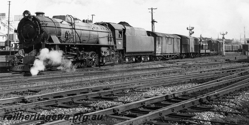 P14641
V class 120?, shunting dollies, Perth Yard, goods train.

