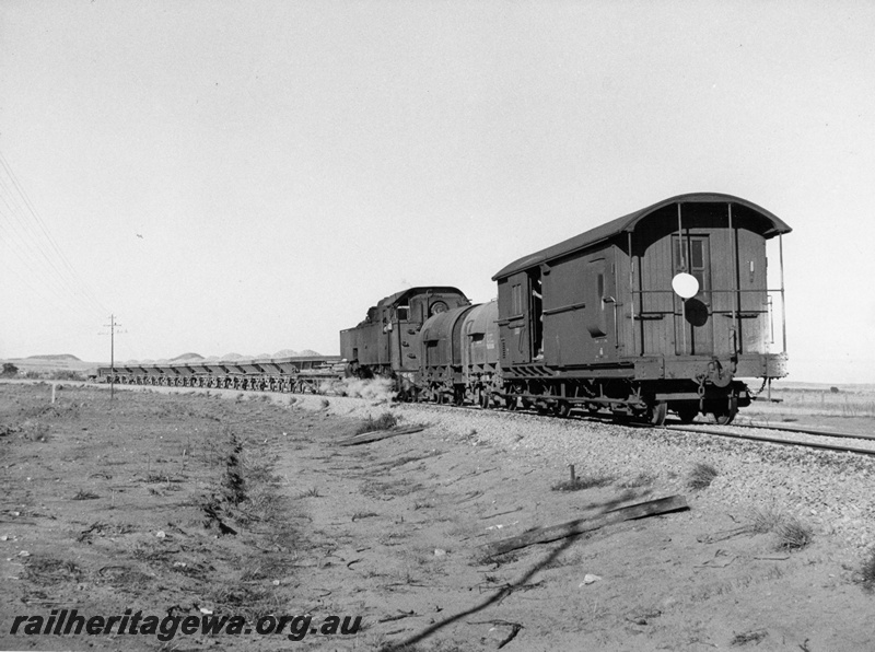 P14642
UT class 664, Z class brakevan, JA class water tank wagons, LA class ballast hoppers, ballasting. .
