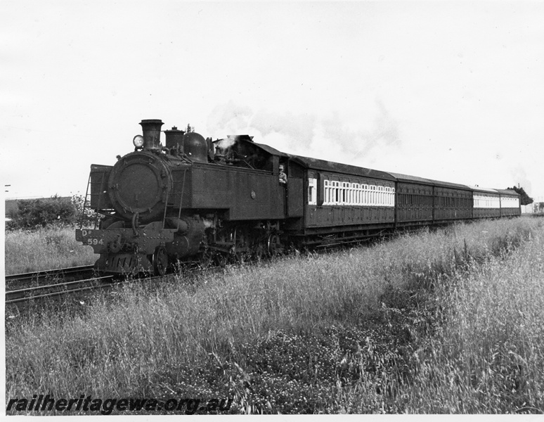 P14652
DD class 594, suburban passenger carriages, two still in the green livery, suburban passenger service
