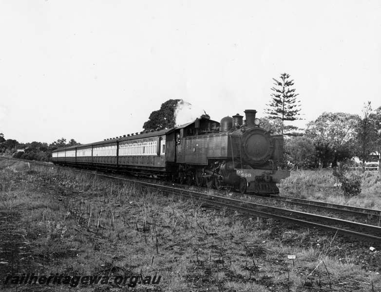 P14656
DD class 598, suburban side loading carriage set, Claremont, ER line, suburban passenger service.
