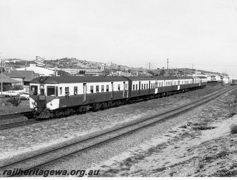 P14658
ADG/AYE/ADG/ADG class railcar se with two additional non railcar trailer carriages at the end of the set, Victoria Street, ER line, Perth bound.
