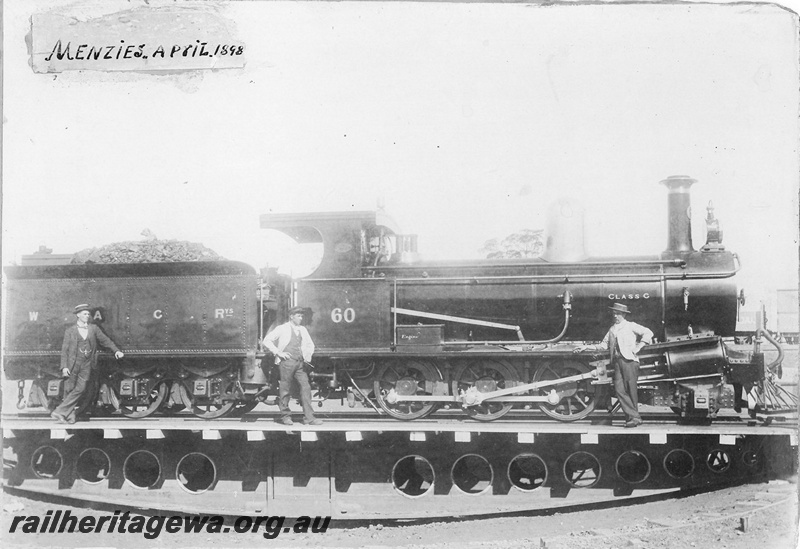 P14686
G class 60, Sellers turntable, crew posing on the turntable, side view, Menzies, KL Line, loco having hauled the first train intro Menzies
