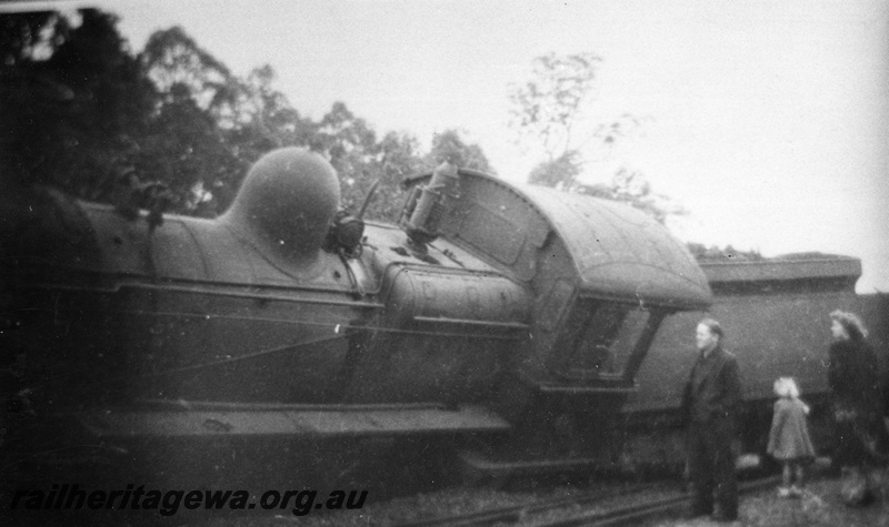 P14699
2 of 3, FS class 450 steam locomotive derailed, side view, Moorhead, BN line. Date of derailment 2/5/1955
