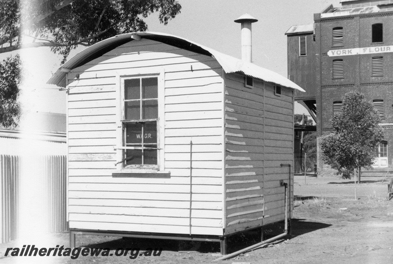 P14704
Staff or accommodation round-roofed cabin opposite the flour mill, York, GSR line.
