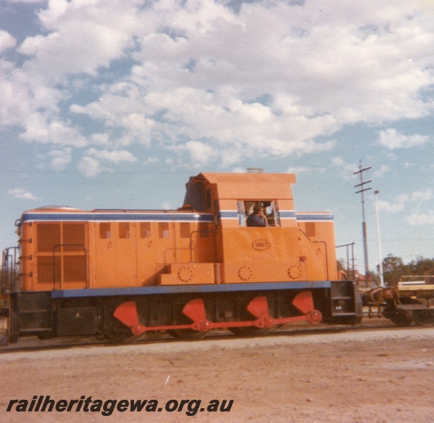 P14714
B class 1607 0-6-0 diesel hydraulic locomotive in Westrail orange livery, side view.
