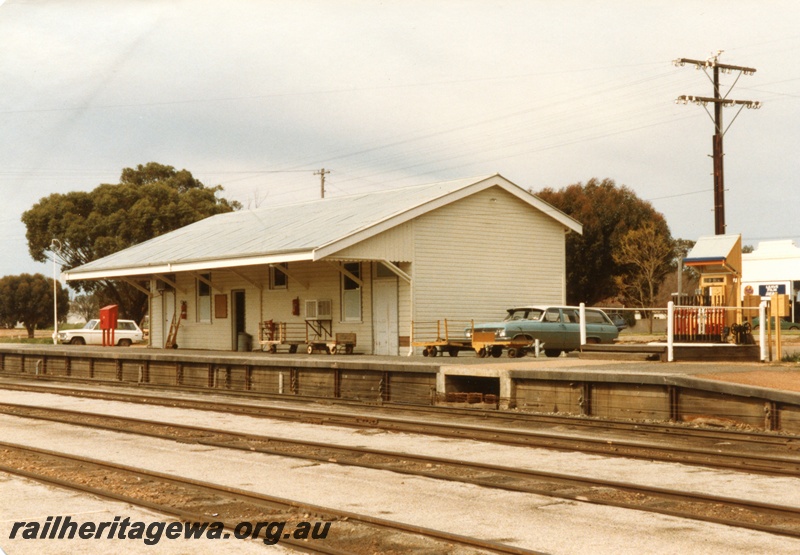 P14766
Station building, lever frame, telegraph pole, fire hose box, Goomalling, EM line, 
