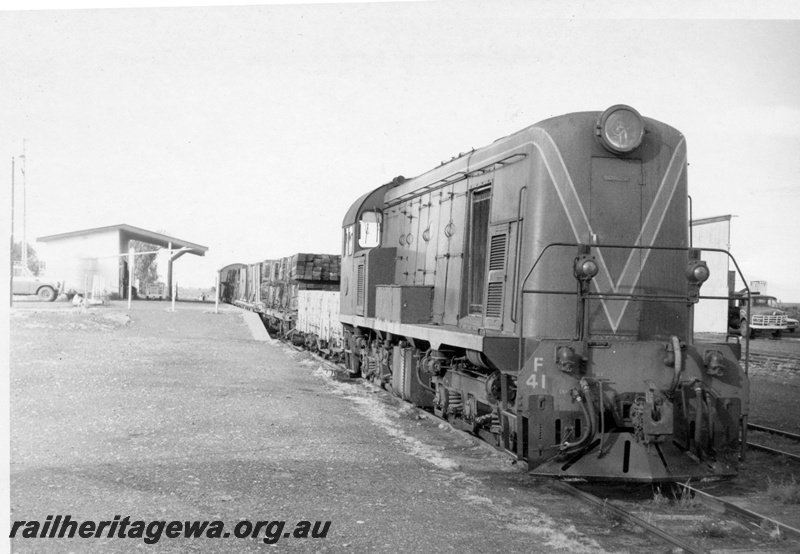 P14825
F class 41 diesel locomotive, last narrow gauge train out of Leonora, side and front view, station building, goods shed, passenger platform, KL line. 
