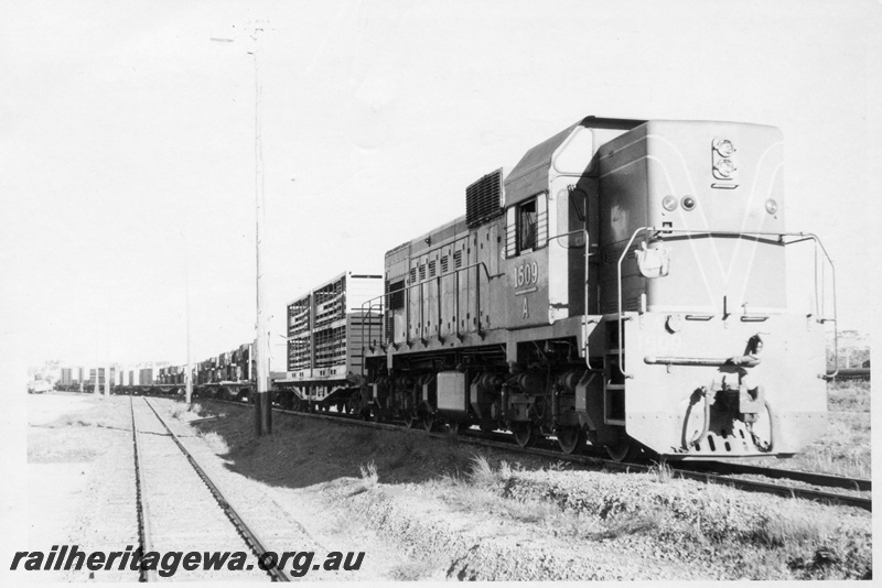 P14827
A class 1509 diesel locomotive shunter making up the last 