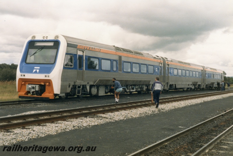 P14836
Australind long distance diesel railcar set of ADP class driving car and ADQ non-driving car, front and side view from trackside.
