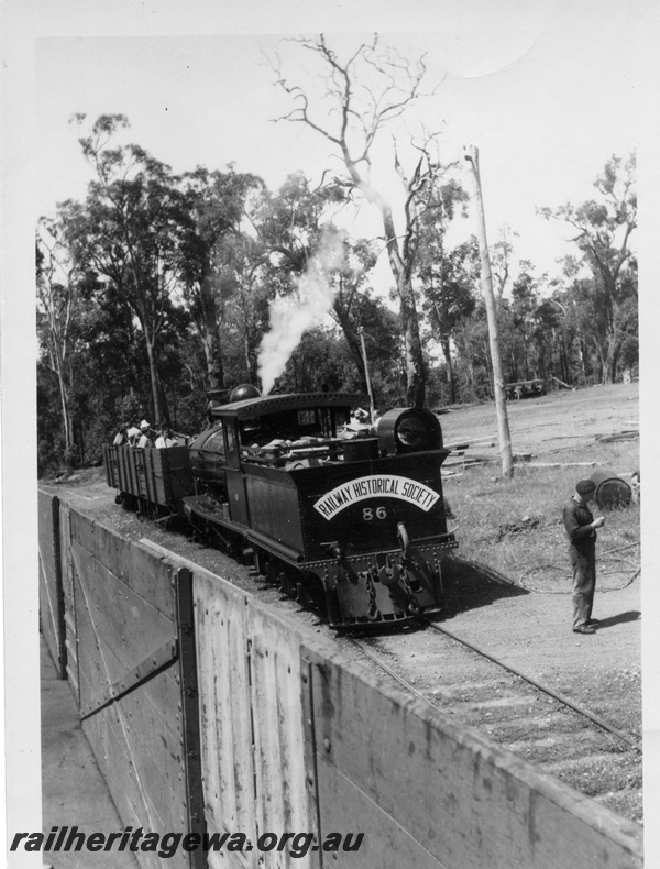 P14855
Bunnings YX class 86 steam locomotive, tour train with passengers in open wagons, side and end view, Donnelly River Mill.
