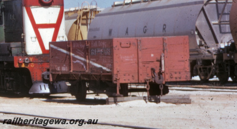 P14894
GC class 10416 high-sided goods wagon with white diagonal line painted on the side, side and end view, Leighton.
