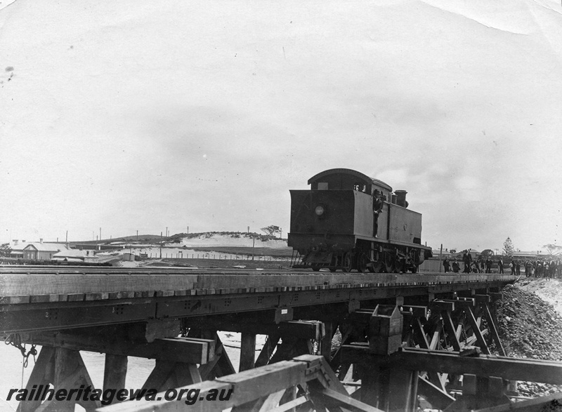 P14912
D class 380 steam loco, driven by Archie McCallum, trestle bridge over the Swan River at Fremantle, testing the repaired bridge after being flood damaged
