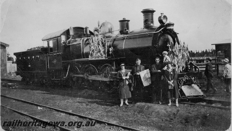 P14914
E class 352, decorated for the visit of the Duke of York. This loco hauled the Royal Train from Perth to Pinjarra and return, group around the front of the loco, banner on the smokebox 