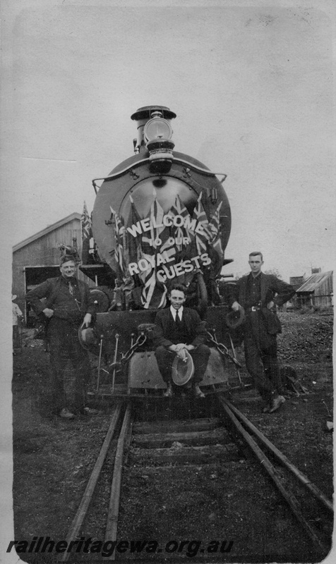 P14915
E class 352, decorated for the visit of the Duke of York. This loco hauled the Royal Train from Perth to Pinjarra and return, group around the front of the loco, banner on the smokebox 