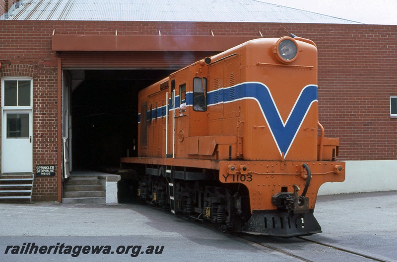 P14951
Y class 1103, in the entrance to the Thomas Flour mill in Cottesloe, shunting, side and front view 
