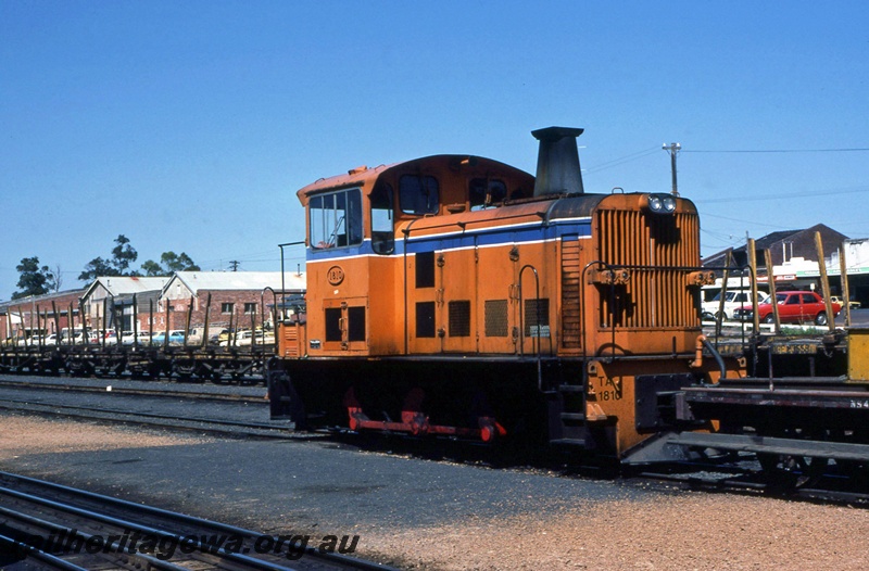 P14954
TA class 1810 coupled to a NS class shunters float. Manjimup, PP line, side and front view
