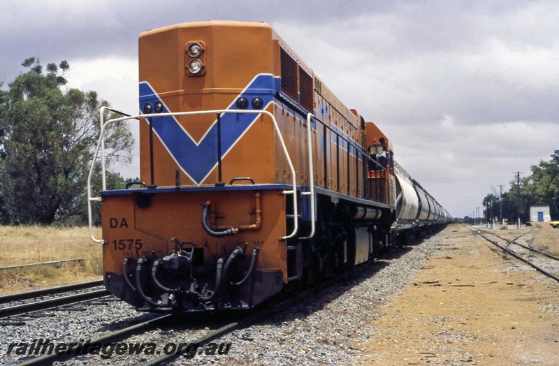 P14961
DA class 1575 on a loaded alumina train, Mundijong, SWR line, out of shed and loading platform in the background
