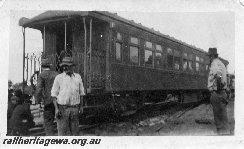 P14969
AR(S) class carriage. Platform ended with individual windows. End and side view

