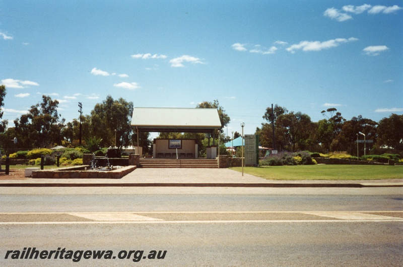 P14997
Station passenger shelter, Kellerberrin, street side view
