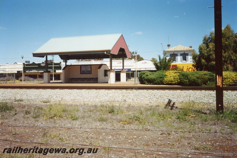 P14998
Station passenger shelter, Kellerberrin, standard gauge line, trackside side view
