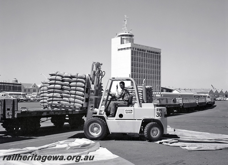 P15048
HD class wagon 22891, HD class wagon 21609, being unloaded by Fremantle Port Authority forklift 301, palletised flour receival for 
