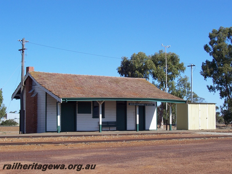 P15077
station building, colourbond shed, Kulin, NKM line, end and trackside view, being used by the 