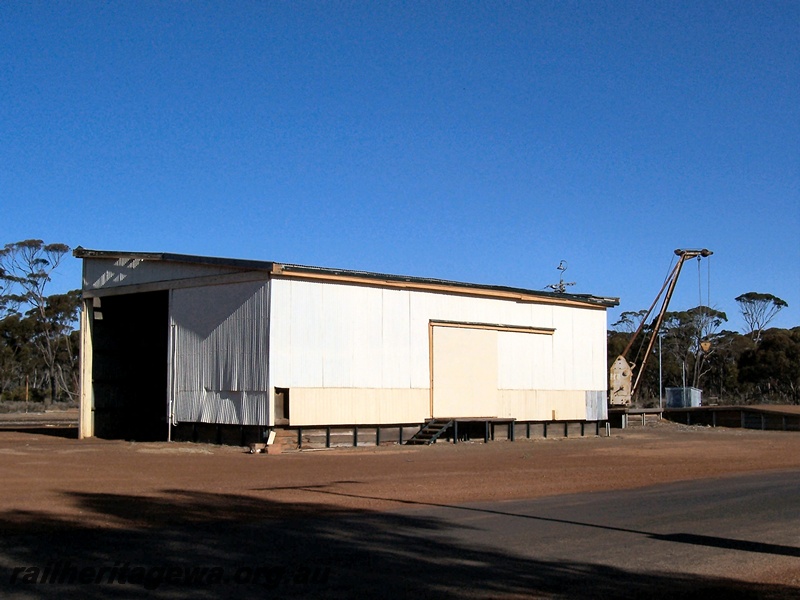 P15079
Goods shed, platform crane, Kondinin, NKM line, disused, end and rear view
