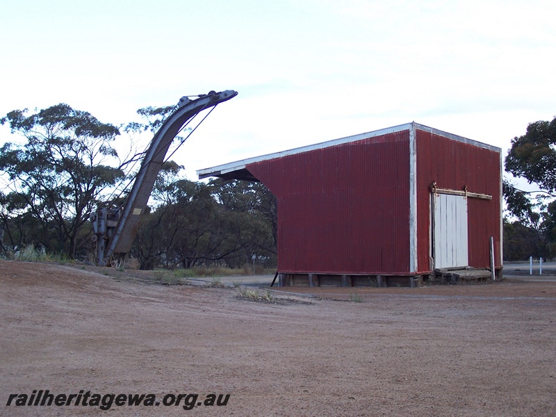 P15085
Platform crane with curved jib, goods shed, Ongerup, TO line, end and rear view.
