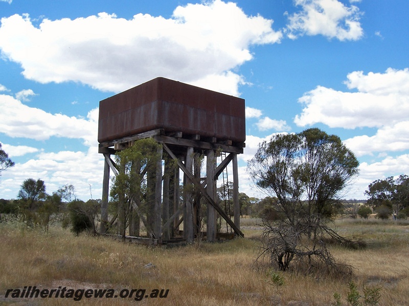 P15090
Water tower, abandoned, Kylie, WB line, side and end view
