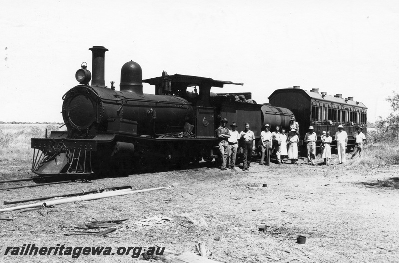 P15118
G class 118 steam locomotive at the head of a short train on the Port Hedland - Marble Bar railway, PM line. The coach is AP class 154 on a trial run, the crew and the passengers are included in the photo. Front and side view of the loco and train.
