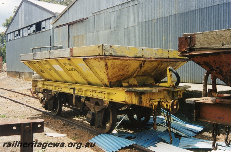 P15126
An unidentified LA ballast hopper at an unidentified location. Next to this wagon is an unpainted wagon of the same class pictured at Collie. BN line.
