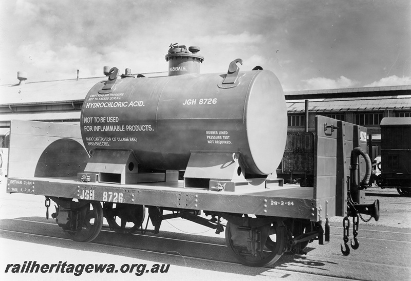 P15218
JGH class 8726 flat wagon, with medium height ends, with a hydrochloric acid tanker. Location Unknown.
