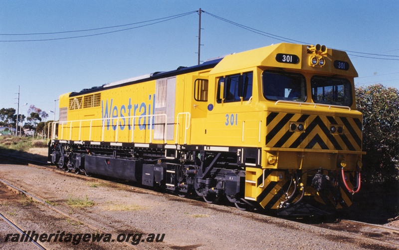 P15225
Q class 301, Kalgoorlie loco depot, side and front view
