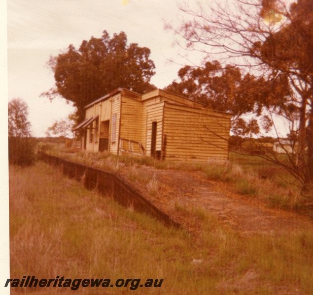 P15232
Station building and platform, Grass Valley, EGR line, view of disused station
