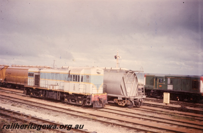 P15240
H class 1, Y class 1116, wagons, light signal, Leighton yard, side and end views
