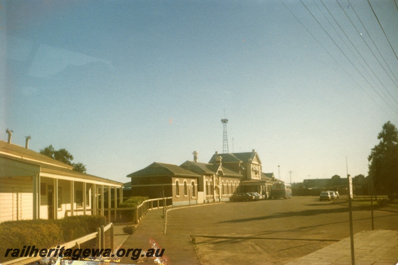 P15242
Railway station, bus, carpark, Geraldton, view from front footpath
