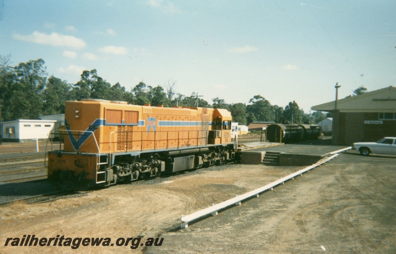 P15251
DA class 1576, trackside buildings, tank wagons, station building, platform, carpark, Manjimup, PP line, end and side view
