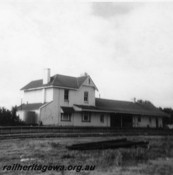 P15258
Station building, platform, Walkaway, W line, view of the track facing side of the station
