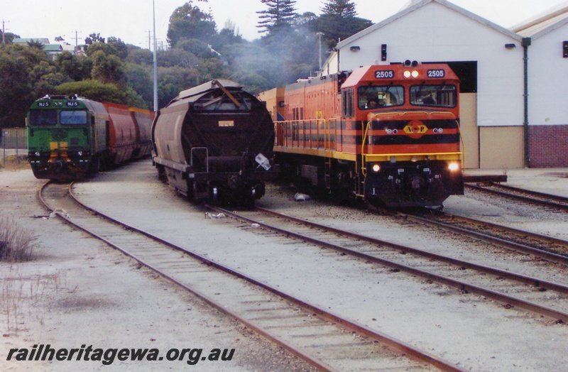 P15284
NJ class 5 in green and gold livery heading empty woodchip wagons for mill on left track, fully laden grain wagons on centre track, Australian Railroad Group diesel loco No 2505 with P class 2009 