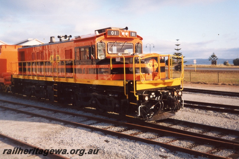 P15287
Australia Western Railroad T class 01, on trial woodchip train, Albany, GSR line, side and front view
