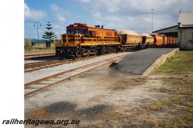 P15289
Australia Western Railroad T class 01, on woodchip train, station building, platform, Albany, GSR line
