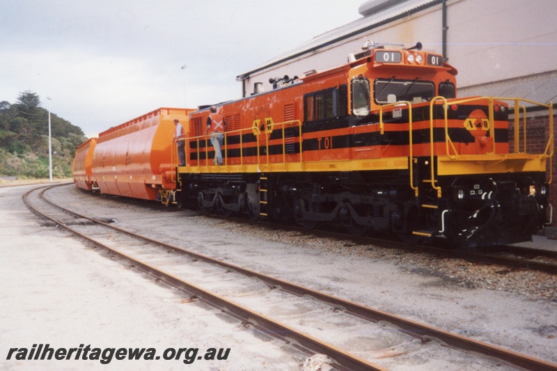 P15292
Australia Western Railroad T class 01, on trial woodchip train, Albany yard, GSR line, side and front view
