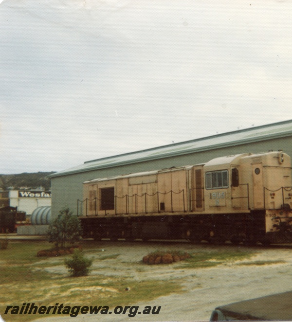 P15296
R class 1905, in pink undercoat paint, Albany, GSR line, side and front view
