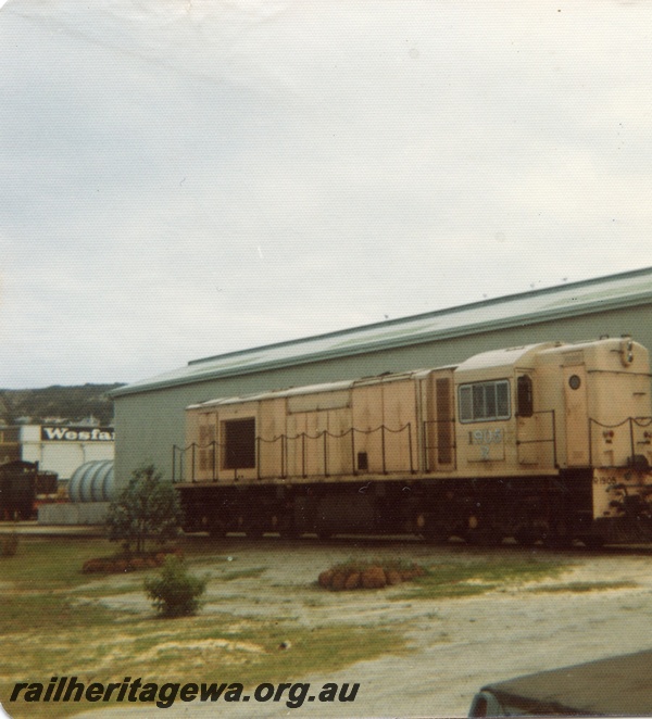 P15296
R class 1905, in pink undercoat paint, Albany, GSR line, side and front view
