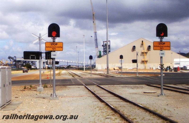 P15302
Level crossing, wheat storage shed, conveyor belt, cranes, CBH facility, Albany, GSR line
