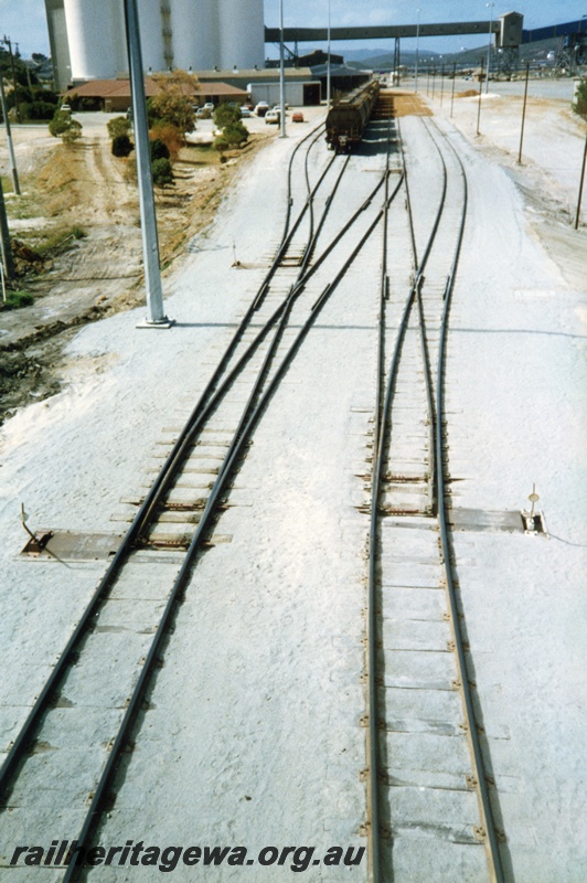 P15303
Rake of wheat wagons, crossover, sidings, wheat silos, conveyor, CBH facility, Albany, GSR line
