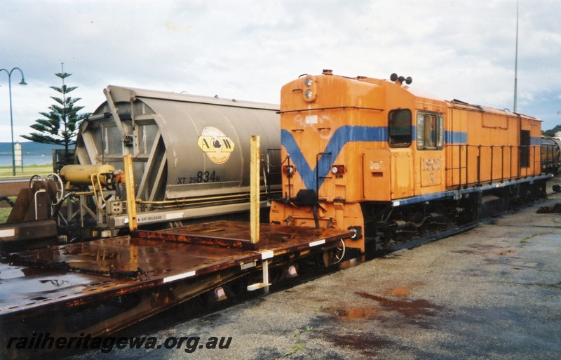 P15316
South Spur Rail Services R class 1902, in Westrail orange and blue colour scheme but with the Westrail name and logo painted out, on John Holland and Co re-sleepering and re-railing work train, adjacent to AWR XT class 25834M wagon, Albany, GSR line
