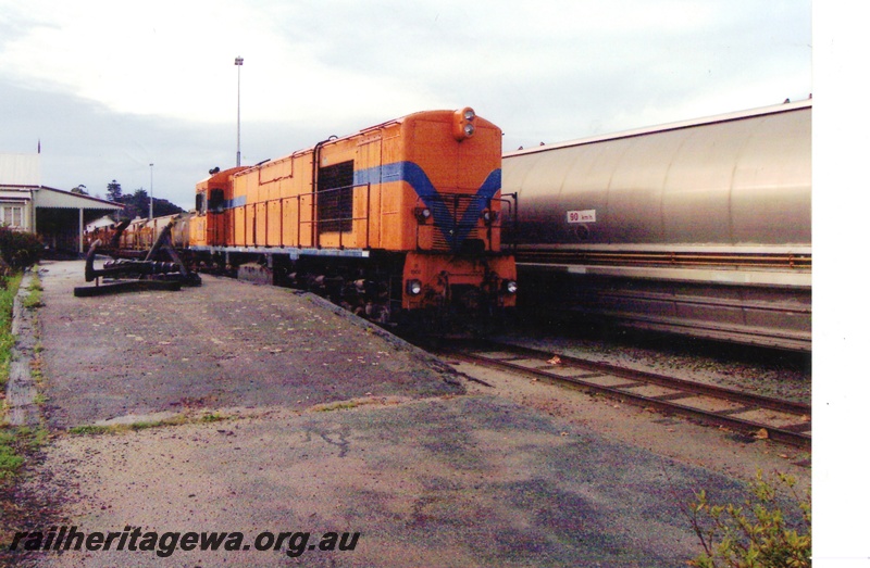 P15317
South Spur Rail Services R class 1902, in Westrail orange and blue colour scheme but with the Westrail name and logo painted out, Albany, GSR line, side and end view
