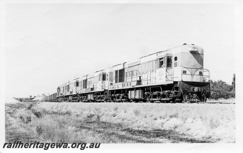 P15388
K class 201, 203, 206, & 209 standard gauge diesel locomotives hauling a standard gauge iron ore train to Kwinana just south of the Welshpool Road flyover. The consist included 81 WO class ore wagons and a brakevan for about 7900 tons.
