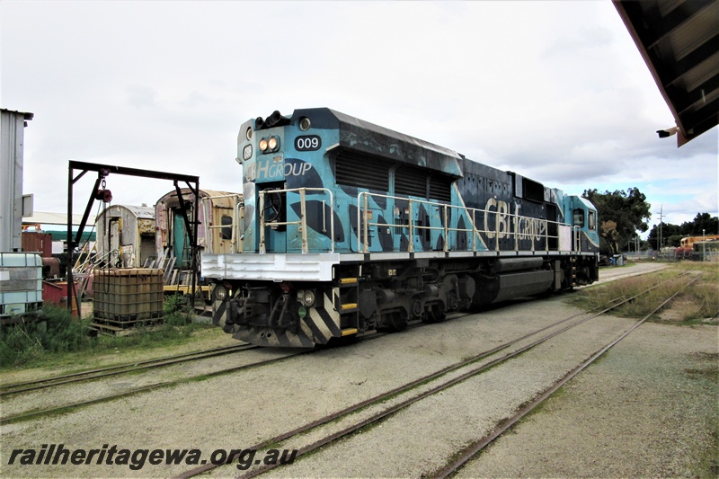 P15394
CBH Group loco CBH class 009 on the line passing through the Rail Transport Museum, end and side view.
